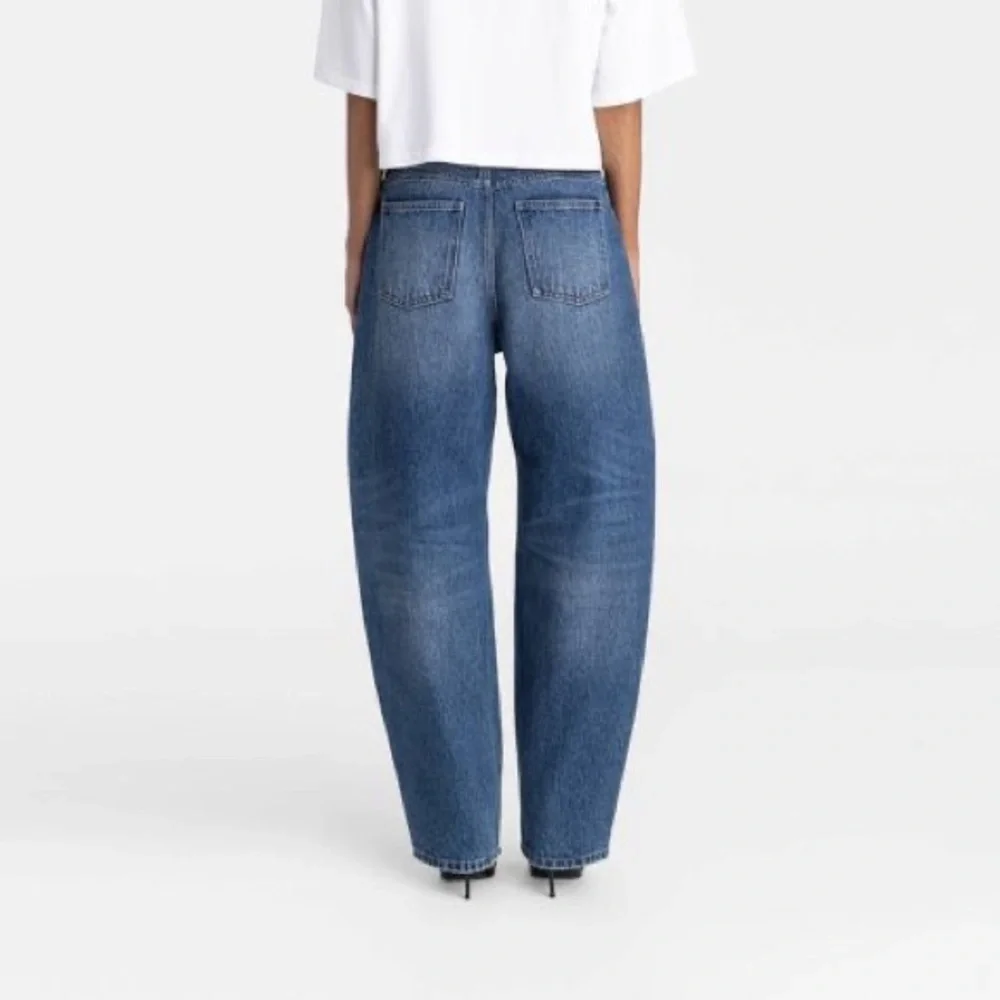 NWT KBB by KAHLANA Women's Mid-Rise Barrel Leg 'The Lynnox Jean' - Dark Wash - 4 - Picture 2 of 9